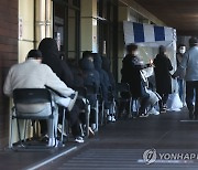 확진자 나온 대전 초등학교 100여명 검사..30일부터 원격수업
