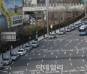 [포토]거리두기 2단계, 택시 빈차들과 한산한 도로