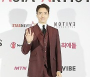 [포토]이준혁, '멋스러운 인사'