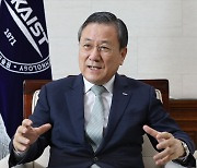 [INTERVIEW] Goal is 'first, best and only' R&D, KAIST president says