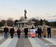 주호영 원내대표, 1인시위 국민의힘 초선의원 격려