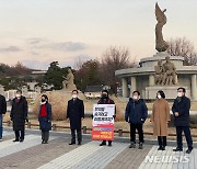 국민의힘 초선의원 1인시위 찾은 주호영 원내대표