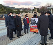 1인시위 초선의원과 대화하는 주호영 원내대표