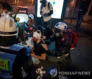 경찰도, 취재진도 다쳤다..아수라장된 프랑스 보안법 규탄시위