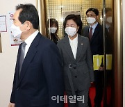 [포토]함께 이동하는 정세균 총리-추미애 장관