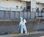 부산항 입항 외국선박, 필수선원 5명 빼고 전원 선내 격리한다