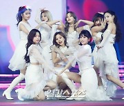 JYP 측 "트와이스 전원 코로나19 음성..사나 18일까지 격리"[공식]