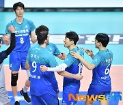 우리카드, KB손해보험 상대로 두 게임 연속 3-0 완승[포토엔HD]