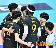 KB손해보험, 우리카드 상대로 연속 3-0 완패[포토엔HD]