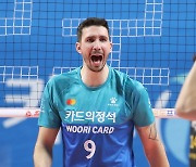 '3연승 질주' 우리카드, 선두 KB 3-0 꺾고 '4위 점프'