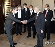 손경식 회장과 인사하는 도미타 고지 대사