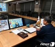 공군지휘관 화상회의 갖는 이성용 공군참모총장