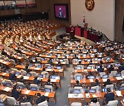 민주 '국정원법 필리버스터' 종결신청 보류.."野 의사표시 보장"