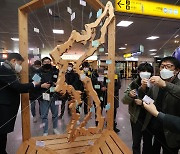 [Photo] Artwork depicting inter-Korean railway set up in Seoul Station