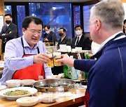 "입맛은 한국인 아재"..美 비건의 유별난 '닭한마리' 사랑