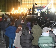 코로나19 검사 위해 길게 늘어선 줄