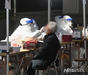 코로나19 검사 받는 제주 시민들