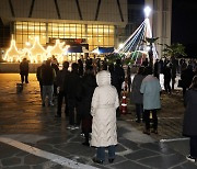 "환자 급증 한국, 백신 투여까지 몇달이 고비"-NYT