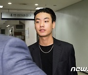 가수 아이언, 영장심사 출석..모자 눌러쓰고 묵묵부답