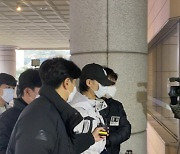 '미성년자 폭행' 아이언 영장실질심사 출석..질문에 침묵