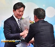 KIA, 조계현 단장과 2년 재계약 '팀 전력 시너지 기대'