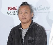 [속보]라트비아 외신 "김기덕 감독, 현지서 코로나19로 사망" 보도[1보]