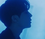 '컴백 D-1' 김성규, 신곡 'I'm Cold' MV컷 티저 공개..고독한 분위기