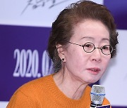 '미나리' 윤여정, 아만다 사이프리드 제치고 美 여우조연상 수상