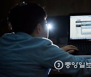 모텔서 음란물보며 온라인수업, 카메라에 딱 걸린 여중교사