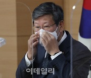 [포토]얼굴 매만지는 이용구 법무부 차관