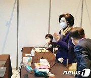 화상 수출상담 시연하는 박영선 장관