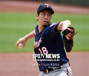 "내년엔 퍼스트팀!" 마에다, MLB 세컨드팀 트로피 '언박싱'