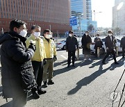 임시 선별진료소 보고 받는 박능후 장관