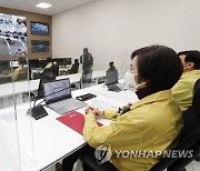 교육정보재해복구센터 운영실 방문한 유은혜 부총리