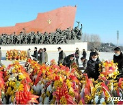 만수대언덕 찾은 북한 주민..김정일 기일 맞아 추모 분위기 고조