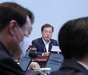 [Editorial] Moon needs to be forthright about S. Korea's first suspension of a prosecutor general and point the way to a solution