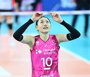 돌아온 이재영-이다영, 미소 되찾은 김연경..흥국생명, 2연패 탈출