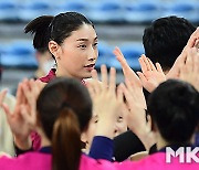 연패 탈출한 김연경 '오랜만에 하는 승리의 하이파이브' [MK포토]