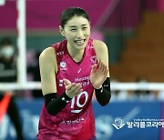 공격성공시킨 김연경..24득점.