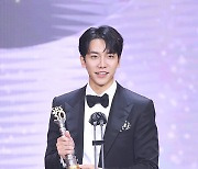 [TD포토] 이승기 '핫스타상 수상' (SBS 연예대상)