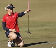 퍼터를 이용해 라인을 읽는 찰리 헐 [LPGA CME그룹 투어챔피언십]