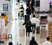 영국서 귀국 후 숨진 80대 '변이' 여부 촉각..가족 3명도 양성