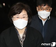 이른 아침 출근하는 정영애 여성가족부 장관