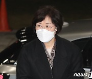 첫 출근하는 정영애 여성가족부 장관