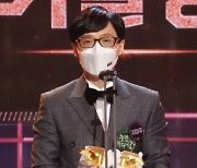 [2020 MBC 연예대상]유재석, 지미유로 천옥과 베커상 "효리 덕분에 받아"