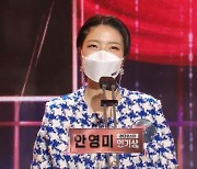 'MBC 방송연예대상' 인기상 안영미, 큰절 소감 "깍쟁이 왕자님 사랑해"