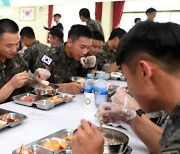 군 장병, 한 달에 한 번은 '군대리아' 대신 '사제 햄버거' 먹는다