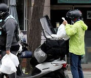 [아직 살만한 세상] 빗길에 넘어져 지각한 배달원 울린 한마디