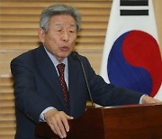 '원조 친노' 유인태의 쓴소리 "문 대통령 지지율 하락? 秋 때문"