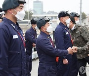 함정 요원과 주먹인사하는 정세균 총리